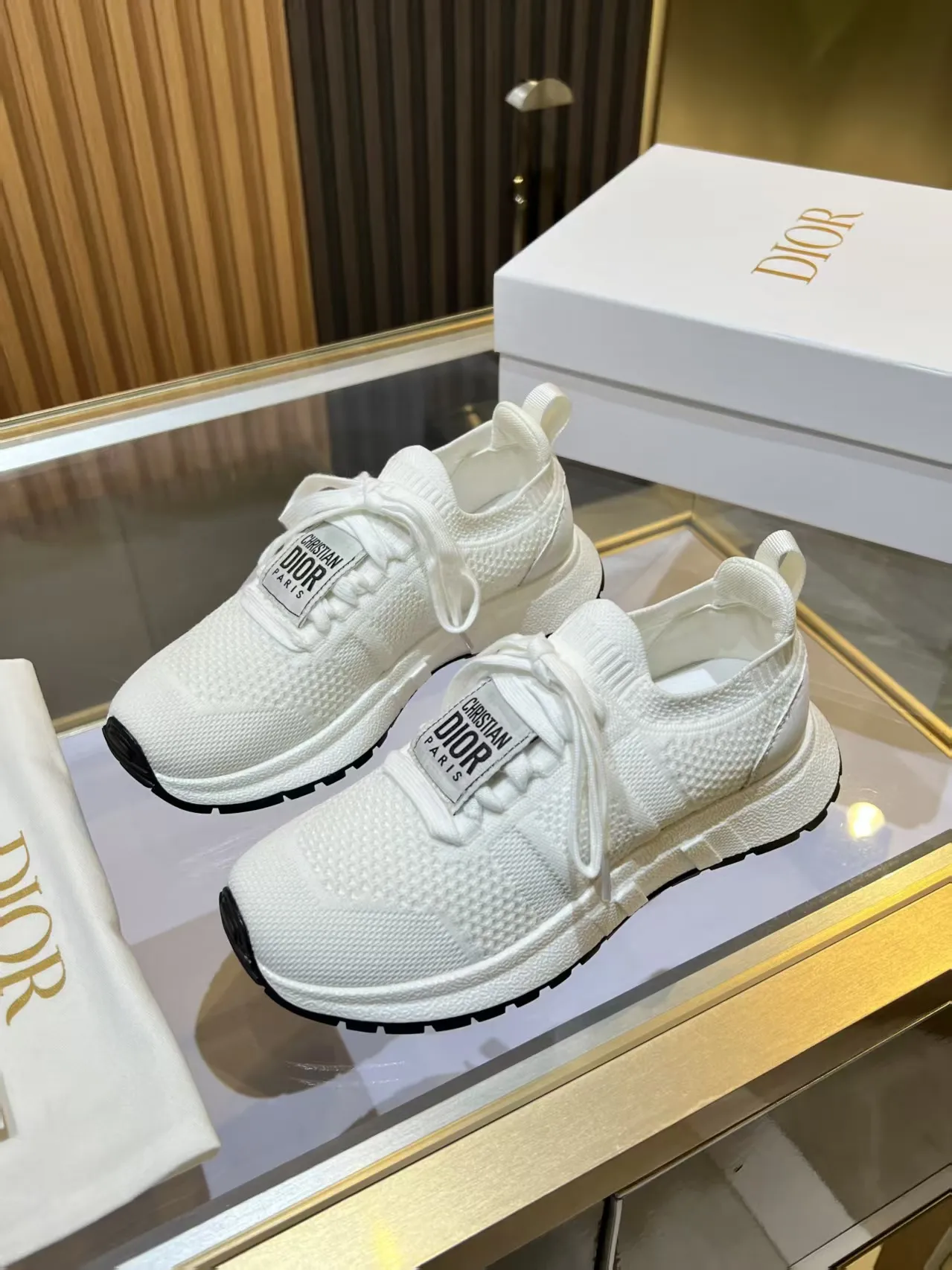 👟👟Ex-factory price 460👟👟 DIOR CHRONO Dior's new high-version, casual, business, all-in-one sports shoes. Simple and super versatile. The upper is equipped with a Logo cloth label. The upper is perfect and luxurious, and can be matched with any spring, summer, autumn and winter clothing. The upper foot is even more comfortable! The original material is disassembled and reproduced perfectly. The fly-woven upper is breathable and comfortable. The original super lightweight TPU absorbent film anti-slip outsole. Unique. Full of details. Fine workmanship. Worth owning. Equipped with original packaging at the counter. 3 colors available SIZE: 35--40 (41 can be customized)